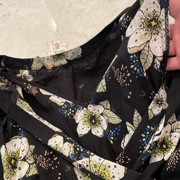 Free people, newest tags, black and white flowered blouse, size extra small - Picture 7 of 8